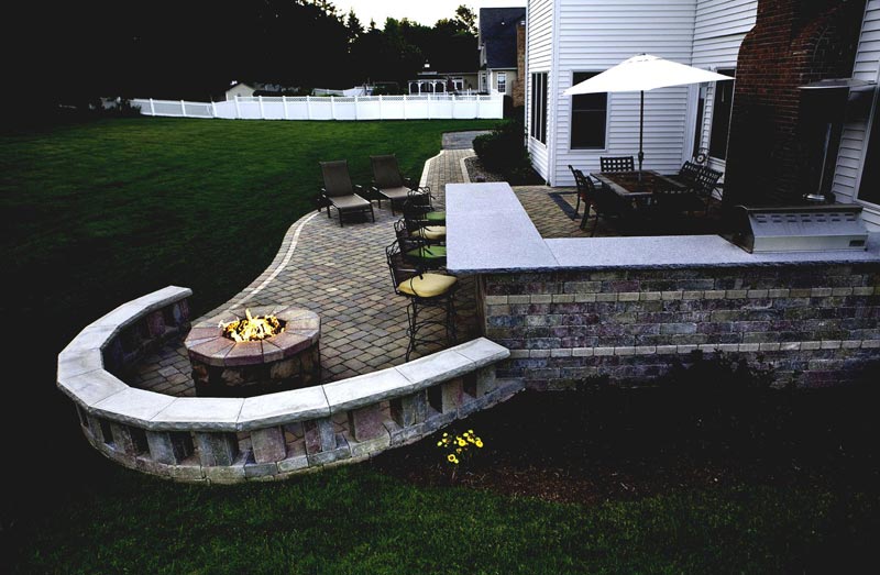 Outdoor patio designs with fire pit