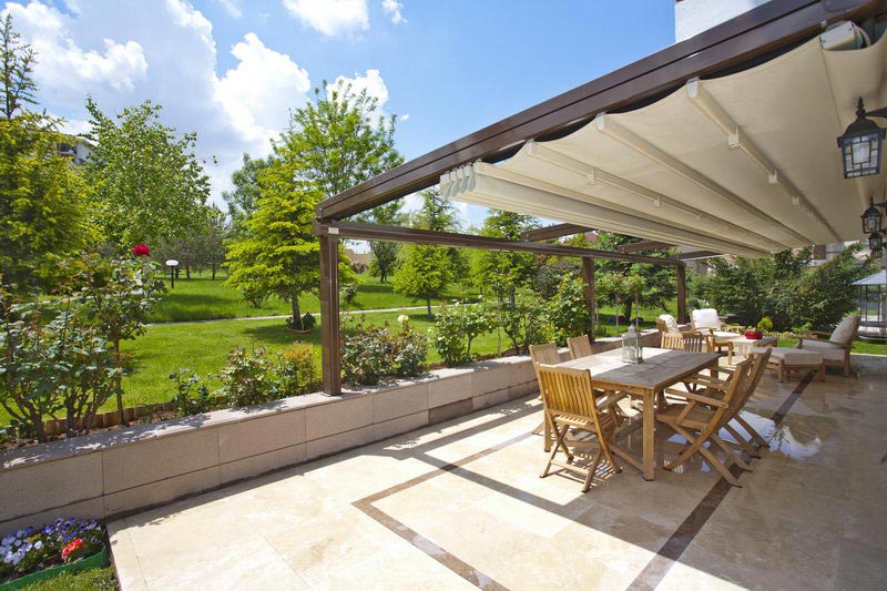 Retractable Pergola Roof Guarantees Privacy and Shade in Your Pergola