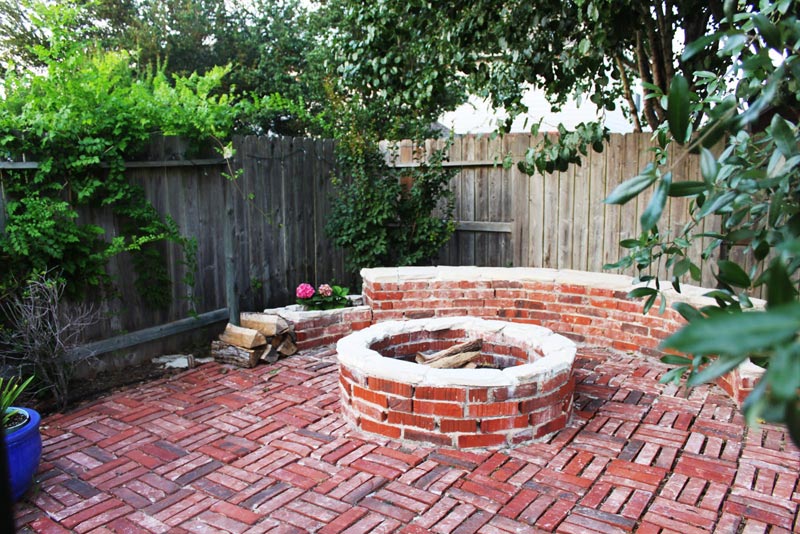 Brick patio ideas with fire pit